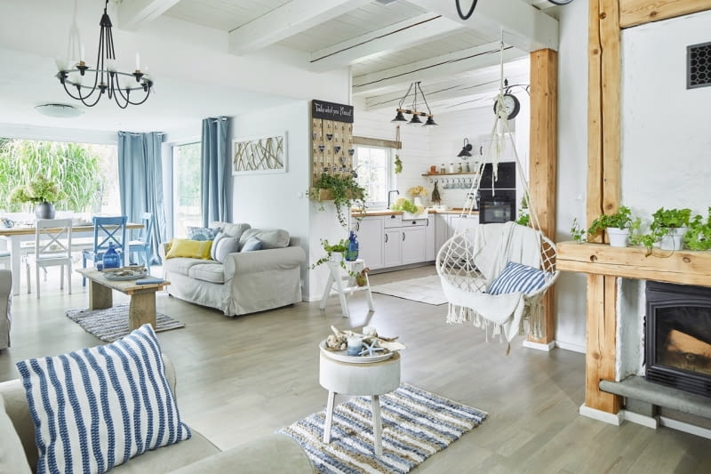 Dom pełen dekoracyjnych elementów oraz skarbów przywiezionych z podróży i spacerów porządkuje biały – ulubiony kolor gospodyni. Ponadczasowa biel utrzymuje spokój i harmonię we wnętrzu.