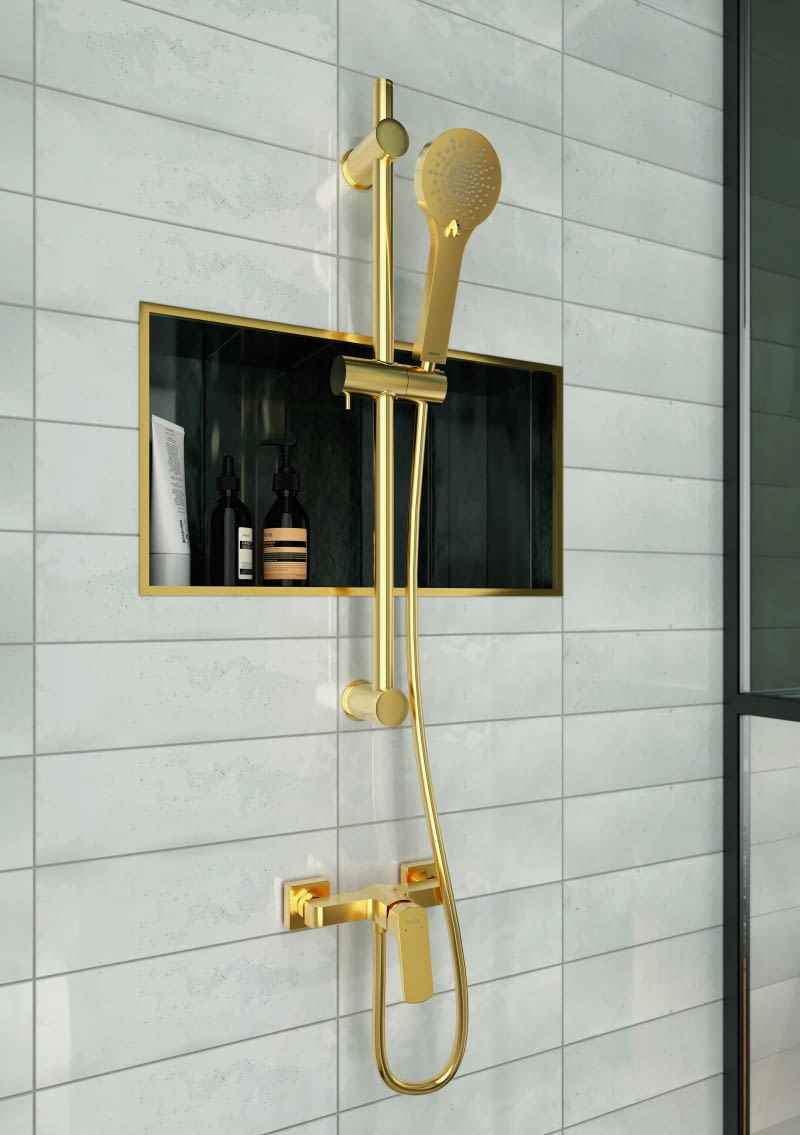 Coraz częściej sięgamy po złote dodatki również w aranżacji łazienek – świetnym przykładem tego trendu są baterie prysznicowe w tym kolorze.