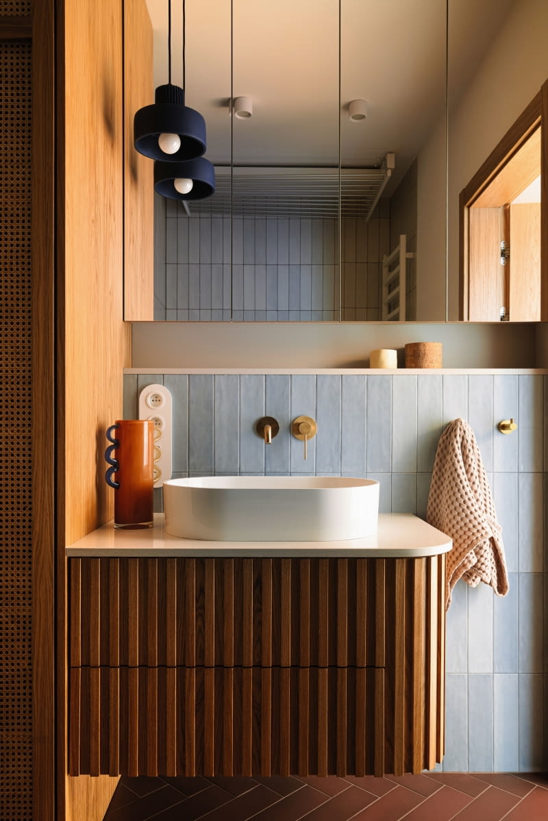 Zastosowano kolekcje płytek: niebieskie Acquarella Acqua  i białe Acquarella White marki Ape oraz bordowe, ułożone  na podłodze w jodełkę Stromboli Oxblood Equipe.