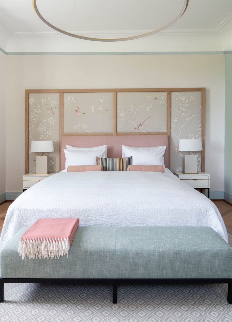 Nowoczesne elementy, takie jak minimalistyczne, pierścieniowe lampy wiszące, tworzą celowe kontrasty.