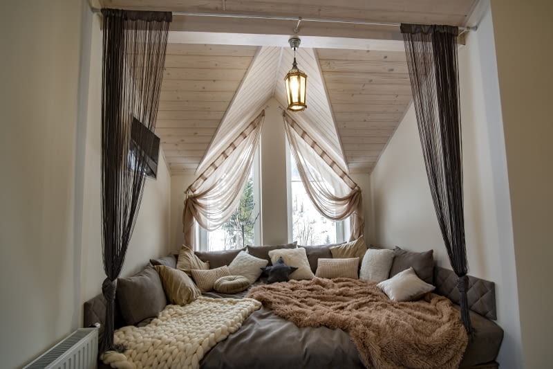 Łóżko przy oknie Łóżko przy oknie