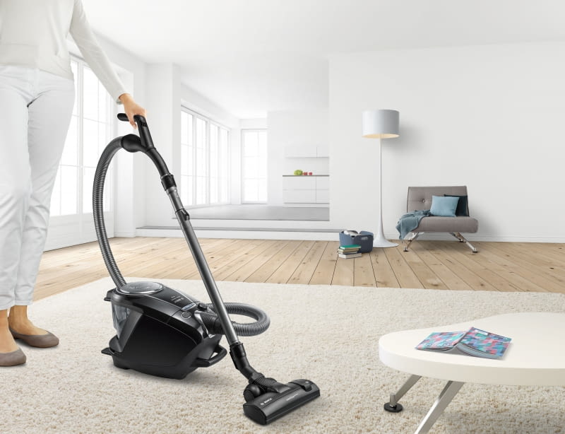 Odkurzacz wysposażony w SmartSensor Control – sensory monitorujące poziom wydajności i zapewniające stale wysoką skuteczność odkurzania. Prosilence 8 BGS7SIL64.