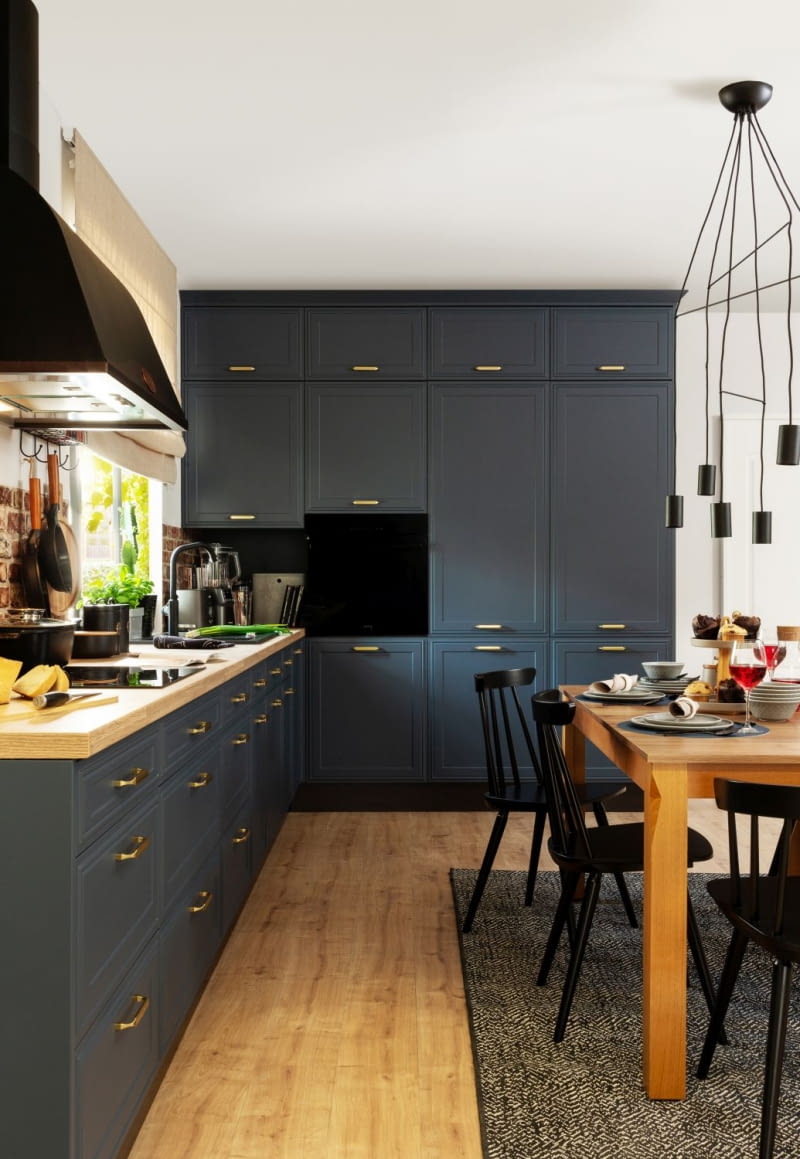 Zabudowa kuchenna ułatwia ergonomiczne rozmieszczenie urządzeń – na przykład piekarnik można zamontować na dogodnej wysokości, co ułatwia użytkowanie i zapewnia wygodę. Zabudowa kuchenna ułatwia ergonomiczne rozmieszczenie urządzeń – na przykład piekarnik można zamontować na dogodnej wysokości, co ułatwia użytkowanie i zapewnia wygodę.