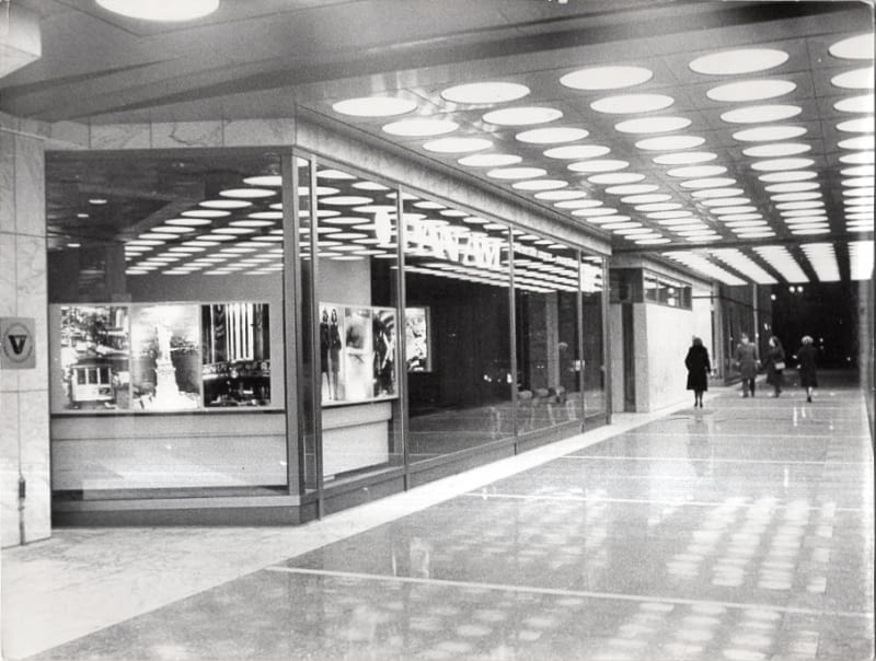 Wejście do hotelu Victoria krótko po otwarciu w 1976 roku