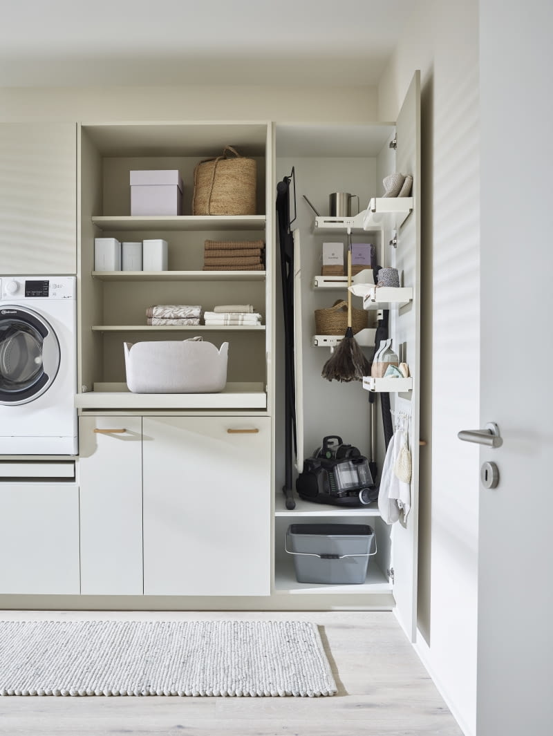 Pomysowe rozwiązania do przechowywania pomagają zachować porządek i jednocześnie tworzą estetyczne, uporządkowane wnętrze Pomysowe rozwiązania do przechowywania pomagają zachować porządek i jednocześnie tworzą estetyczne, uporządkowane wnętrze
