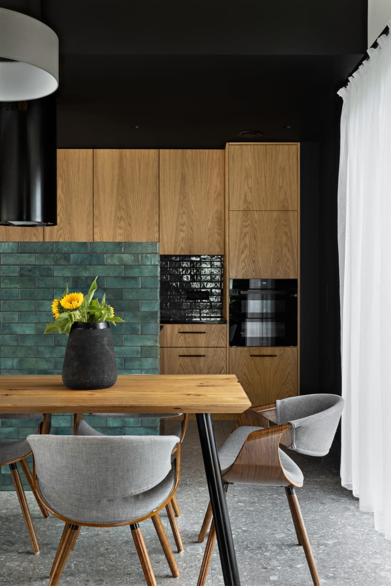 Stół jadalniany stanął przy murku oddzielającym kuchnię od reszty strefy dziennej. Stół jadalniany stanął przy murku oddzielającym kuchnię od reszty strefy dziennej.