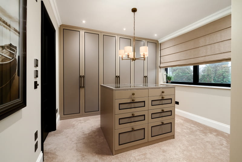 Santosh House: współczesna interpretacja brytyjskiej elegancji Santosh House: współczesna interpretacja brytyjskiej elegancji