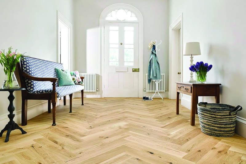 Odporne na ścieranie i uszkodzenia wykończenie drewnianej podłogi zapewnia elegancki i wyrafinowany wygląd wnętrza. Jest też idealne do kreowania przytulnej, rustykalnej atmosfery. Odporne na ścieranie i uszkodzenia wykończenie drewnianej podłogi zapewnia elegancki i wyrafinowany wygląd wnętrza. Jest też idealne do kreowania przytulnej, rustykalnej atmosfery.