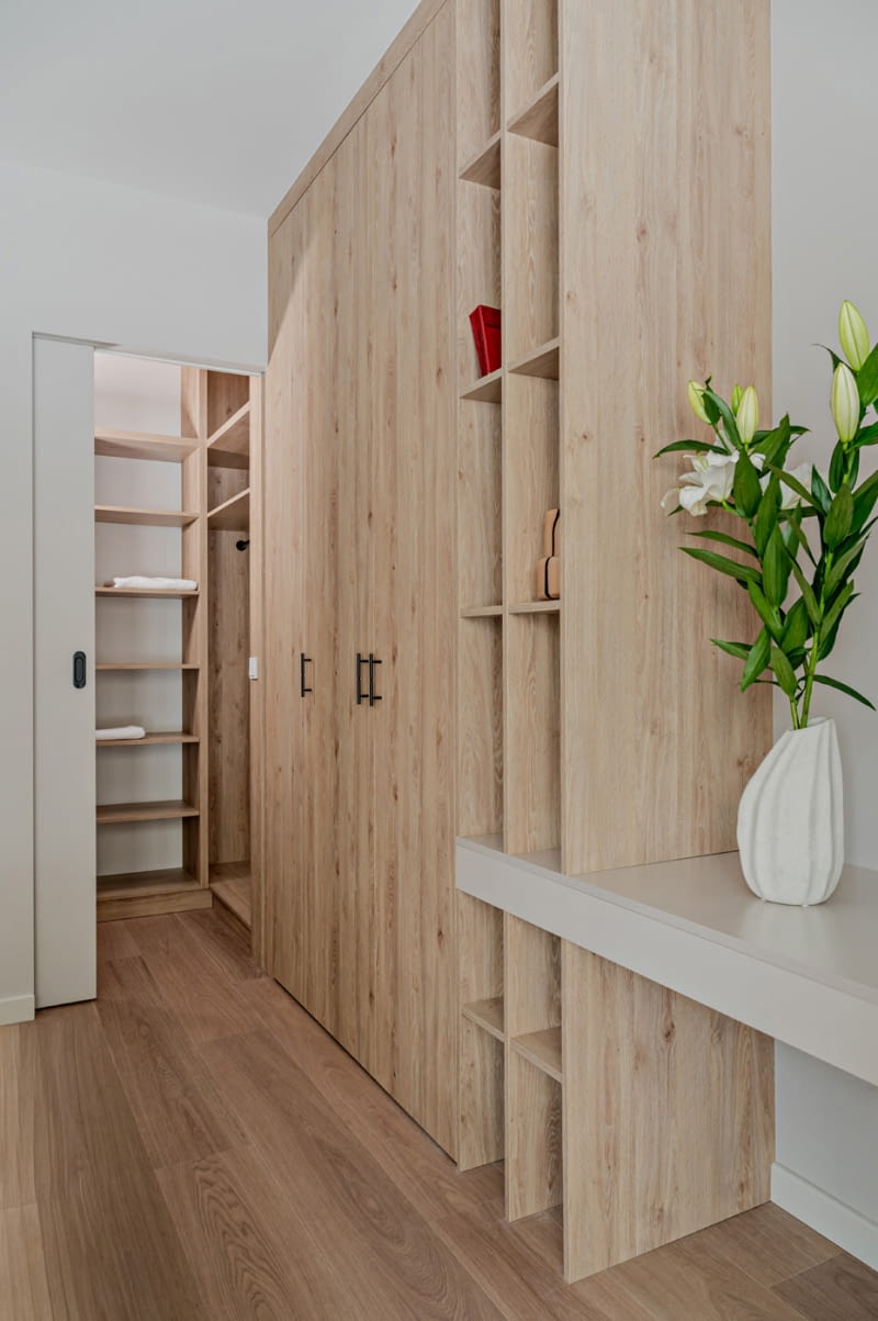 Nowoczesny minimalizm - mieszkanie na warszawskiej Woli