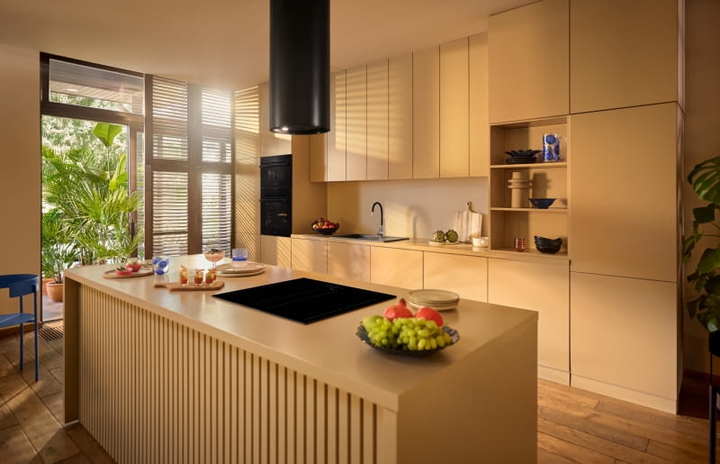 Płyta indukcyjna czy gazowa wmontowana w blat pozwala na więcej swobody w czasie gotowania i sprzyja integracji domowników.