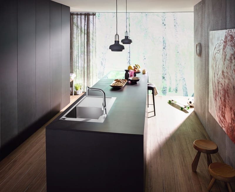 W przestronnej kuchni łatwo zaprojektować funkcjonalny układ z wysoką zabudową skoncentrowaną pod ścianą oraz długim blatem roboczym w postaci dużej wyspy. W przestronnej kuchni łatwo zaprojektować funkcjonalny układ z wysoką zabudową skoncentrowaną pod ścianą oraz długim blatem roboczym w postaci dużej wyspy.