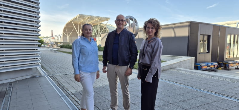 (od lewej) Katarzyna Wójcik, menedżer WinDoGlass Innovation, Szymon Kwaśnik, prezes Stowarzyszenia Monterów Stolarki oraz Marzena Pawłowska, architekt z Archome Studio zapraszają do Kielc na premierowe targi stolarki otworowej i szkła.