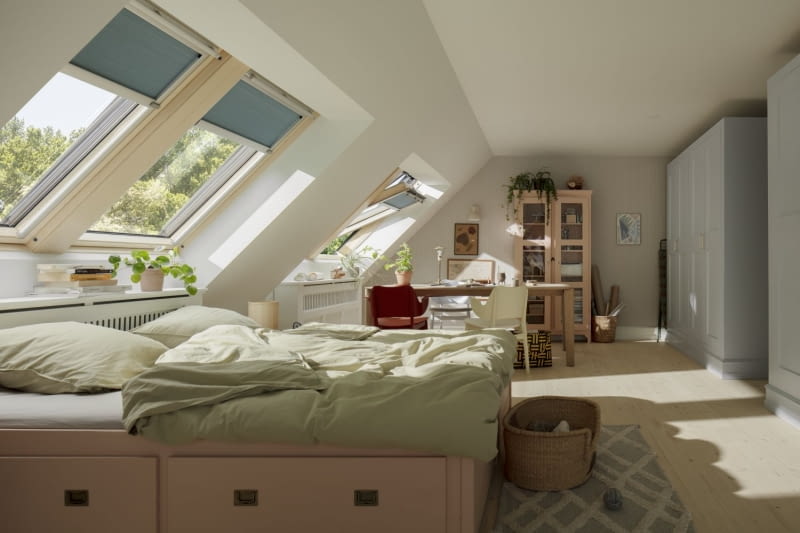 Okna dachowe i rolety sterowane elektrycznie można otwierać i zamykać za pomocą aplikacji w telefonie