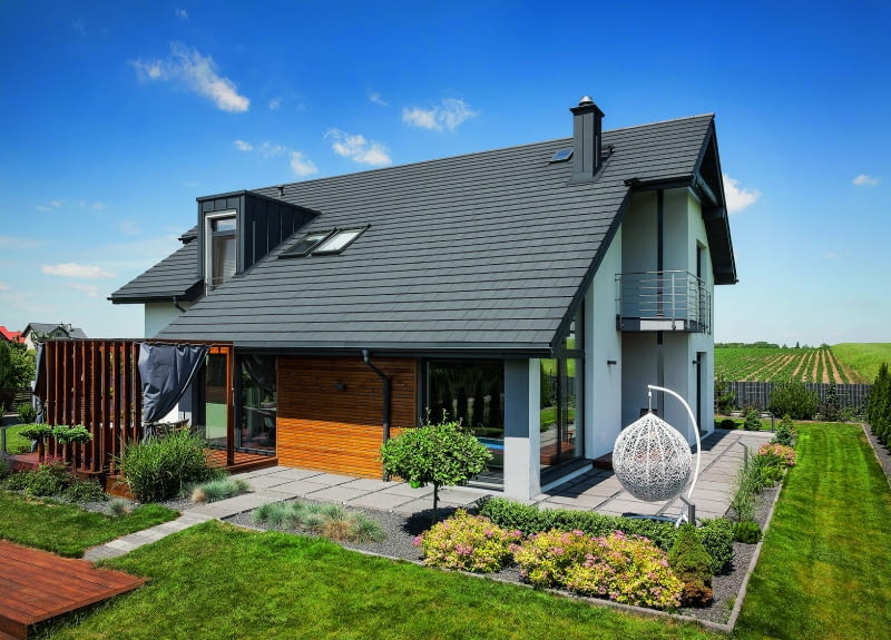 Komin przechodzący przez połać wymaga starannej obróbki. Kołnierz kominowy z blachy sprawdzi się na każdym dachu niezależnie od konstrukcji