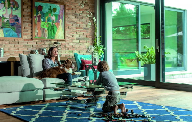 Włamaniom przez okna łatwiej zapobiegać, jeśli zna się najczęstsze sposoby ich forsowania. Należą do nich przede wszystkim: wejście przez otwarte lub uchylone okno, wyważenie okna, przesunięcie okucia czy wybicie szyby