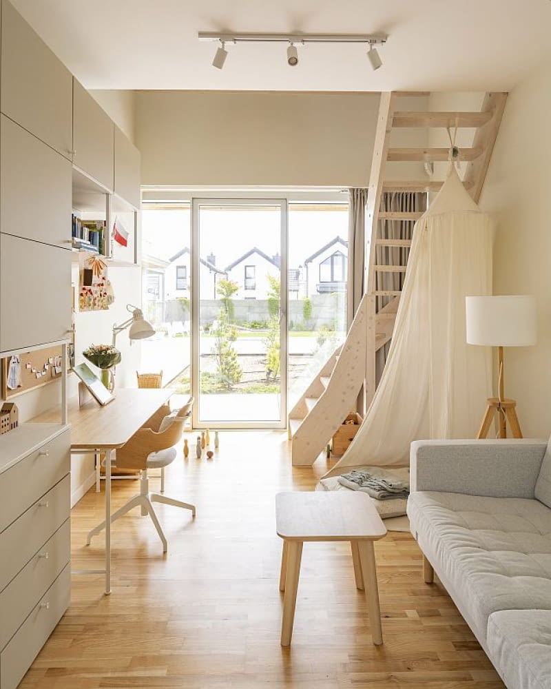 Każda z trzech dziecięcych sypialni zapewnia eksplorację tak w poziomie – dzięki możliwości wyjścia bezpośrednio na taras – jak w i pionie – na antresolę pod dachem