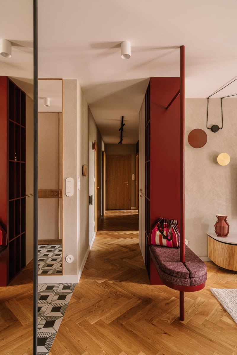 Korytarz, który początkowo budził największe obawy właścicieli ze względu na swoją długość, został optycznie „rozbity" na mniejsze sekwencje. Jedna ze ścian została ozdobiona instalacją z kolorowych kinkietów, których światło tworzy graficzne refleksy, przypominające świetlną ilustrację.