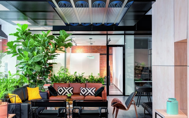 Konstrukcja systemu z panelami grzewczo-chłodzącymi pozwala na jego elastyczne dopasowanie do kształtu powierzchni przeznaczonej do montażu oraz do koncepcji aranżacji wnętrza Konstrukcja systemu z panelami grzewczo-chłodzącymi pozwala na jego elastyczne dopasowanie do kształtu powierzchni przeznaczonej do montażu oraz do koncepcji aranżacji wnętrza