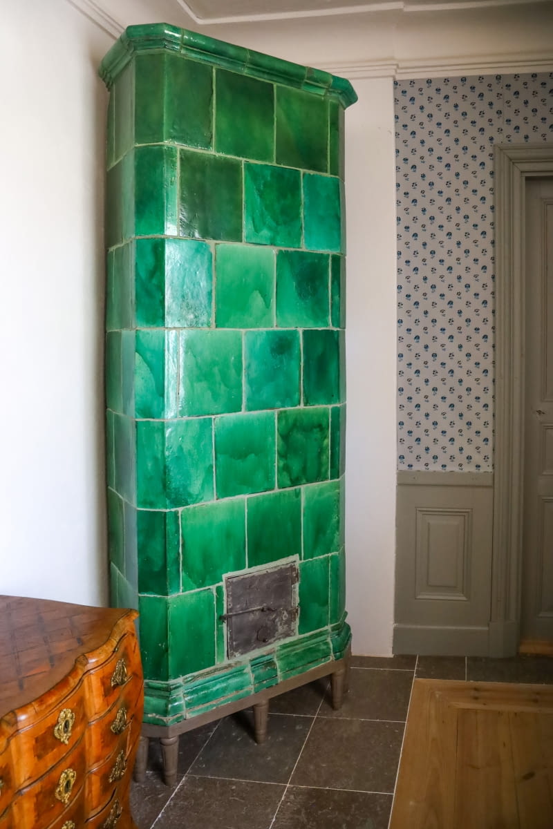 Mieszkanie z piecem kaflowym w starej kamienicy