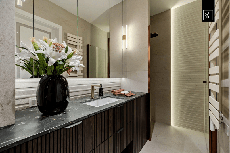 Harmonia inspirowana naturą: 90-metrowe mieszkanie w Warszawie