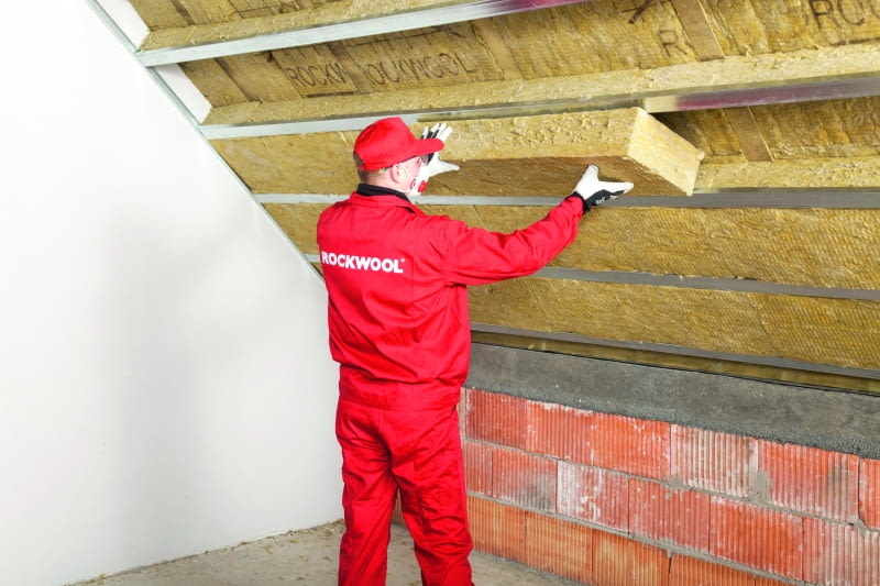 Gdy zagospodarowuje się całą kubaturę pod dachem, wówczas ociepla się jego połacie w całości, tak by osiągnęły współczynnik U nie większy niż 0,15 W/(m2 K)