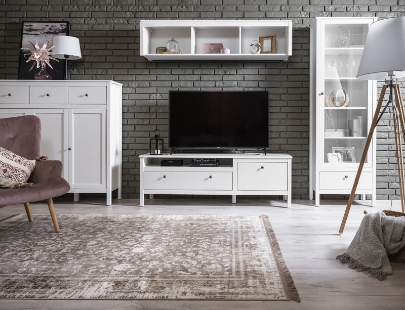 Białe meble idealnie prezentują się na ciemnej, np. grafitowej, ścianie. Tutaj kolekcja mebli Kalmar.