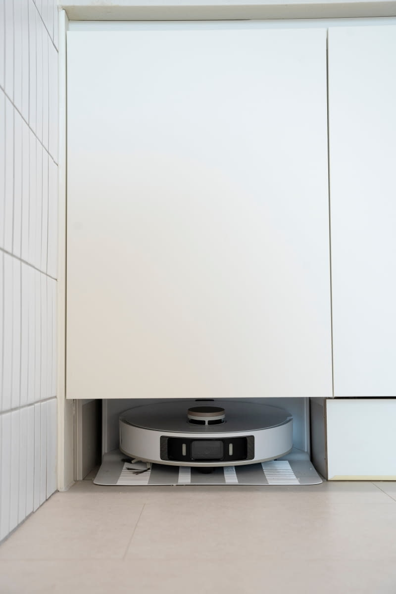 Miejsce na odkurzacz pod zabudową meblową. Miejsce na odkurzacz pod zabudową meblową.