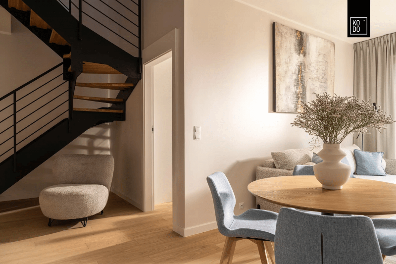 Minimalistyczne dwupoziomowe mieszkanie