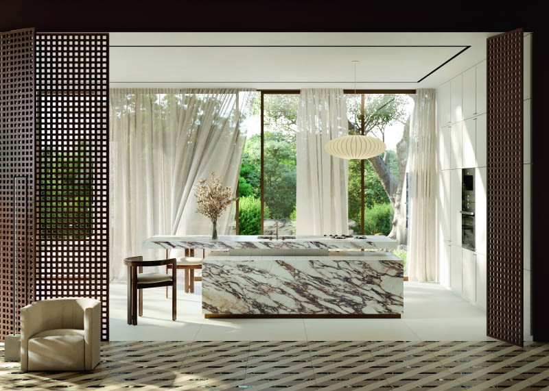 Panele w delikatną kratę to tak naprawdę duże przesuwne drzwi, które po zamknięciu niemal całkowicie dzielą wnętrze.