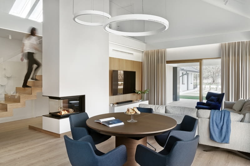 Neutralną bazę w odcieniach szarości i beżów uzupełniają dodatki w zdecydowanym, ciemnym kolorze