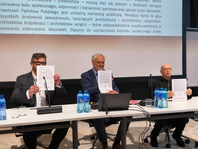 Marek Chrobak, Piotr Fokczyński i Bolesław Stelmach podpisali Kartę Warszawską Marek Chrobak, Piotr Fokczyński i Bolesław Stelmach podpisali Kartę Warszawską