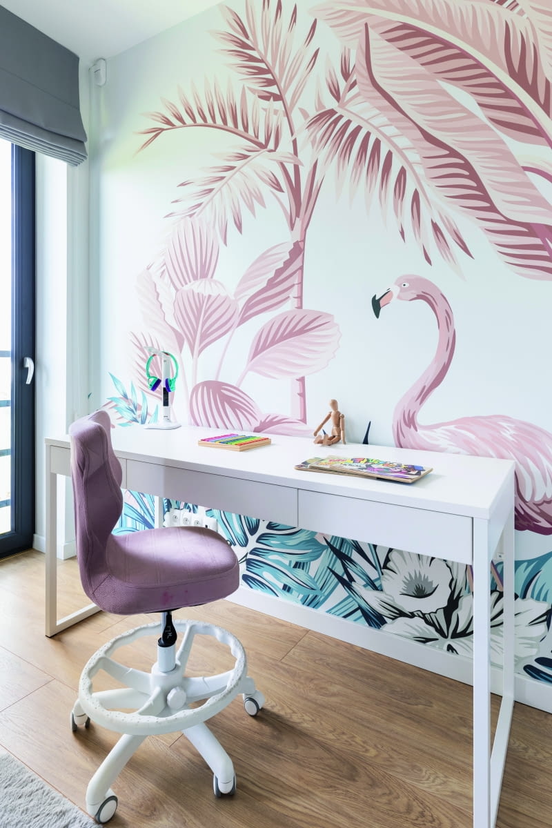 Dzieli je nie tylko oddalenie od siebie, ale i stylistyka. Tu widzimy tę utrzymaną w klimatach  „dziewczyńskich”, tworzonych przez aksamitny – również w dotyku – róż, niebieskości i beże.  Całość uzupełnia flaming, z którym zawsze raźniej odrabia się prace domowe