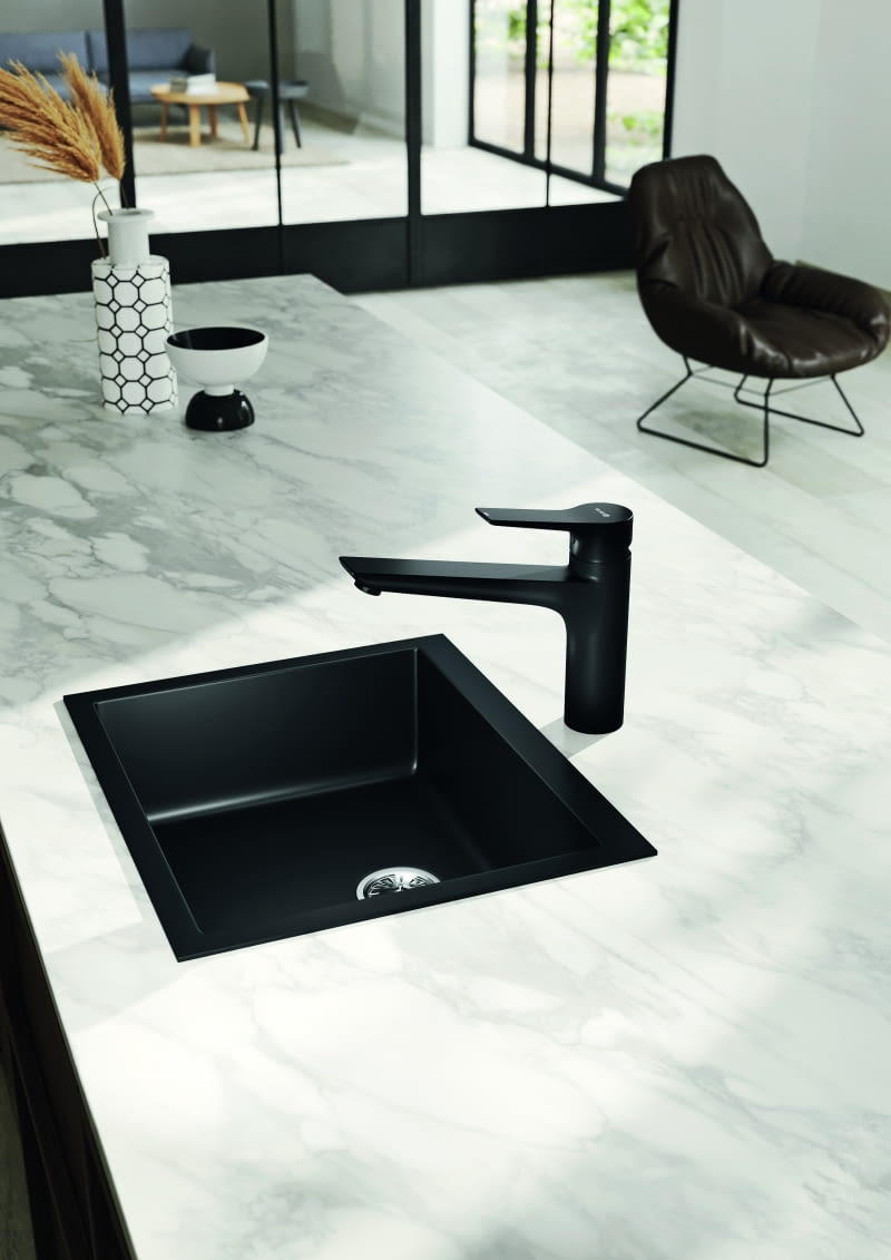 Baterie w kolorze czarny mat to prawdziwy hit ostatnich  sezonów. Idealnie współgrają z jasną aranżacją, przełamując  dominującą kolorystykę. Ten model uwodzi kolorem, delikatnymi krzywiznami i solidną formą, Kludi Mix, Kludi