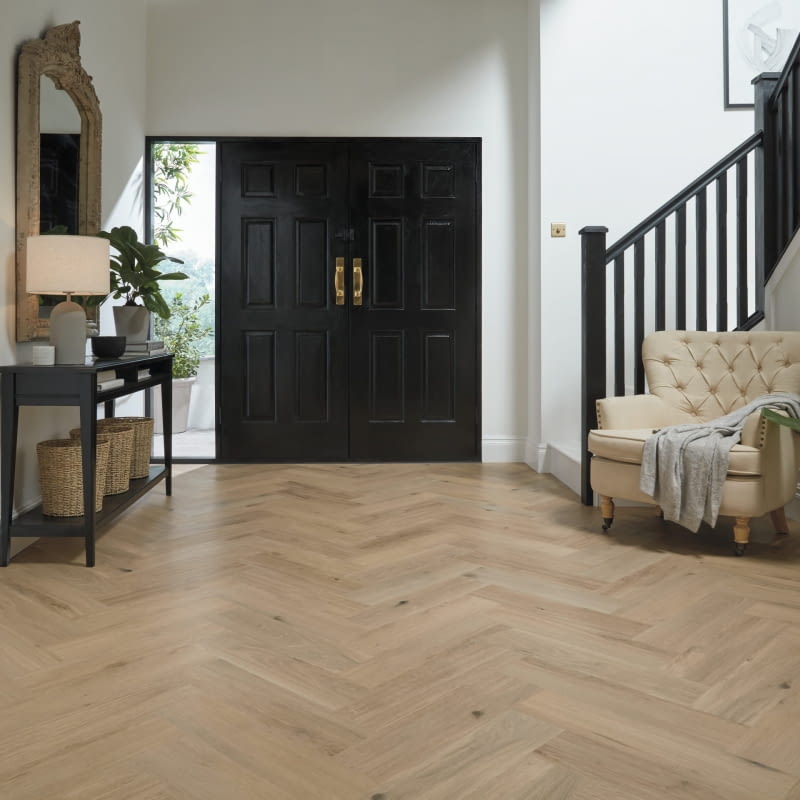 Wybór między klasycznym układem a wzorem jodełkowym to coś więcej niż kwestia estetyki – to decyzja o charakterze całego wnętrza.; Designflooring Van Gogh.