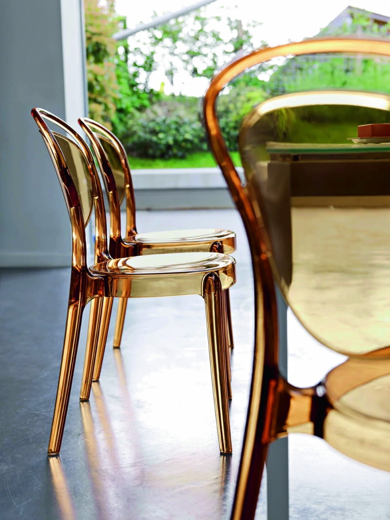 Transparentne krzesło monoblokowe, wykonane w całości z poliwęglanu, inspirowane klasycznymi francuskimi krzesłami bistro z początku XX wieku. Parisienne (Calligaris), 1109 zł, eyeondesign.pl Transparentne krzesło monoblokowe, wykonane w całości z poliwęglanu, inspirowane klasycznymi francuskimi krzesłami bistro z początku XX wieku. Parisienne (Calligaris), 1109 zł, eyeondesign.pl