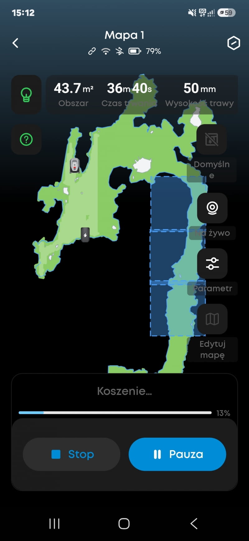 Aplikacja eufy — ekran mapowania z trybem koszenia w toku. Mapa w aplikacji eufy po pierwszej sesji. Widoczna nieregularna działka testowa — zielony obszar to teren rozpoznany przez robota. Niebieski region oznacza strefę aktualnie koszoną. Robot wyświetla aktualną pozycję na żywo. Aplikacja eufy — ekran mapowania z trybem koszenia w toku. Mapa w aplikacji eufy po pierwszej sesji. Widoczna nieregularna działka testowa — zielony obszar to teren rozpoznany przez robota. Niebieski region oznacza strefę aktualnie koszoną. Robot wyświetla aktualną pozycję na żywo.