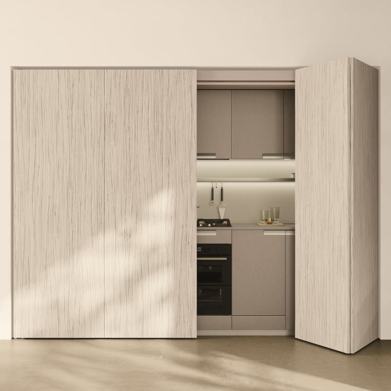 Aneks kuchenny w mieszkaniu typu studio często zakłóca wygląd niewielkiego salonu, w takim wypadku idealnym wyjściem są systemy składanych drzwi, które w jednej chwili ukryją zabudowę.