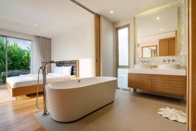 W otwartych przestrzeniach popularnym wyborem są wanny wolno stojące. Są nie tylko funkcjonalne, ale dodają też wnętrzu nowoczesnego wyglądu.