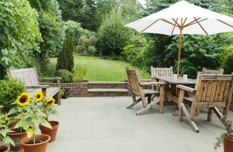 Patio z meblami ogrodowymi i parasolem Patio z meblami ogrodowymi i parasolem