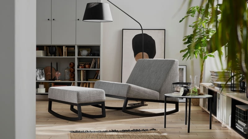 Viva, tkanina, drewno i metal, 78 x 93 cm, wys. 104 cm, 3394 zł, bizzarto.com Bujany fotel Stan zapewni relaks nie tylko w pojedynkę – jego siedzisko jest na tyle szerokie, że wygodnie usiądą dwie osoby. Viva, tkanina, drewno i metal, 78 x 93 cm, wys. 104 cm, 3394 zł, bizzarto.com Bujany fotel Stan zapewni relaks nie tylko w pojedynkę – jego siedzisko jest na tyle szerokie, że wygodnie usiądą dwie osoby.