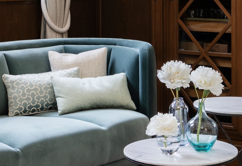 Projektantka wnętrz Ina Rinderknecht i studio architektoniczne Neon Deiss postawiły sobie za cel zachowanie historycznej istoty nieruchomości, a jednocześnie nadanie jej ekskluzywnej i ponadczasowej estetyki.