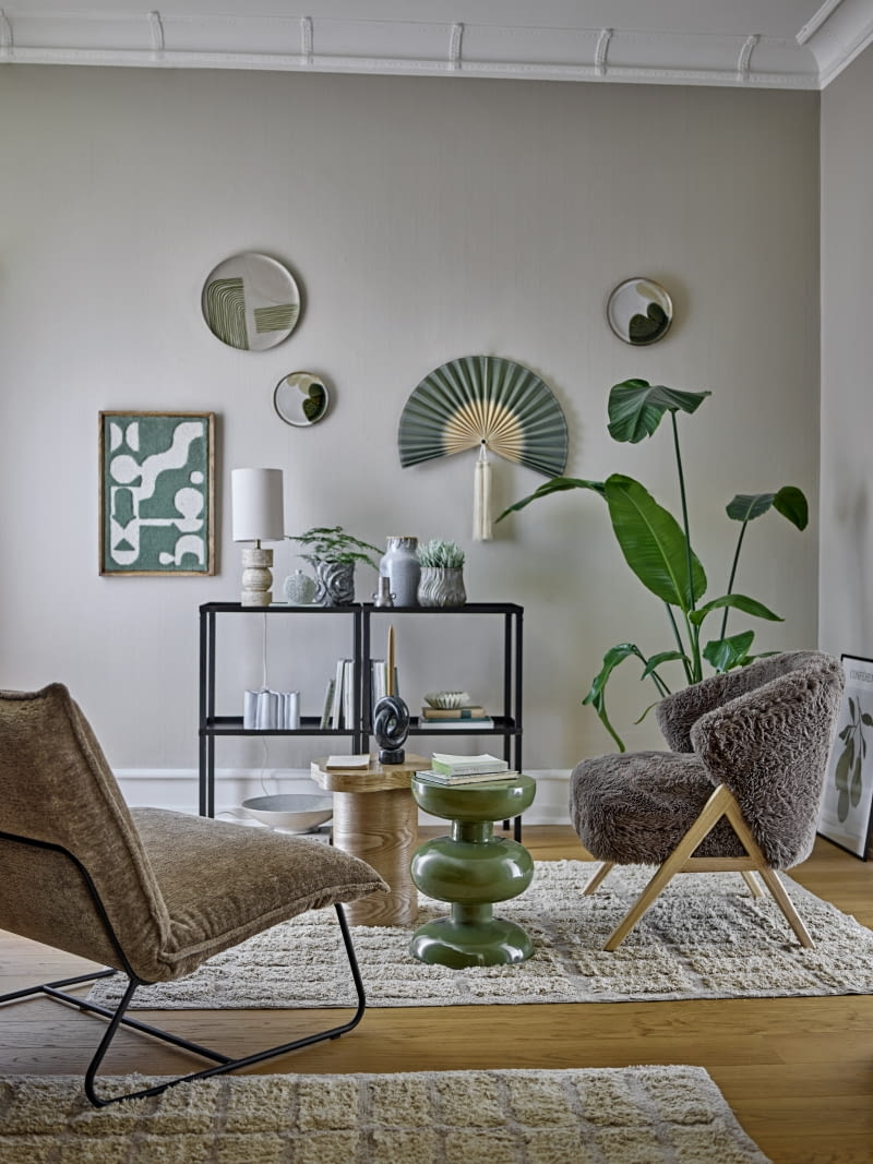 Zielony wachlarz ścienny Jaime marki Bloomingville wykonano z bambusa. Ozdobny frędzel ze sznurkiem do zawieszenia z powodzeniem uzupełni aranżację w stylu boho, japandi lub eklektycznym.