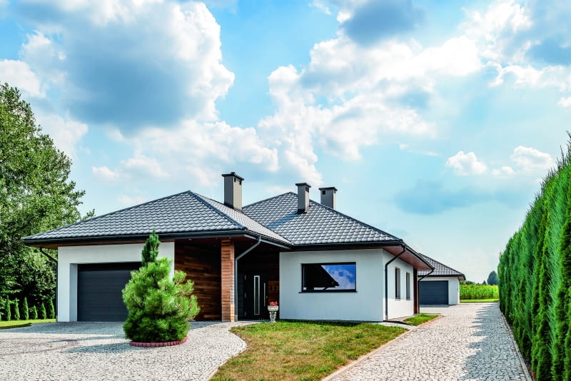 Każdy dach – bez względu na konstrukcję i rodzaj pokrycia – wymaga regularnych przeglądów  technicznych. Z upływem czasu mogą pojawić się na nim usterki, które – jeśli nie zostaną  w porę usunięte – mogą być źródłem poważniejszych problemów