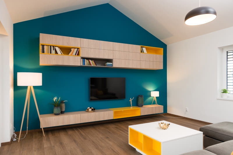 Mieszkanie z żółto-niebieskimi dodatkami