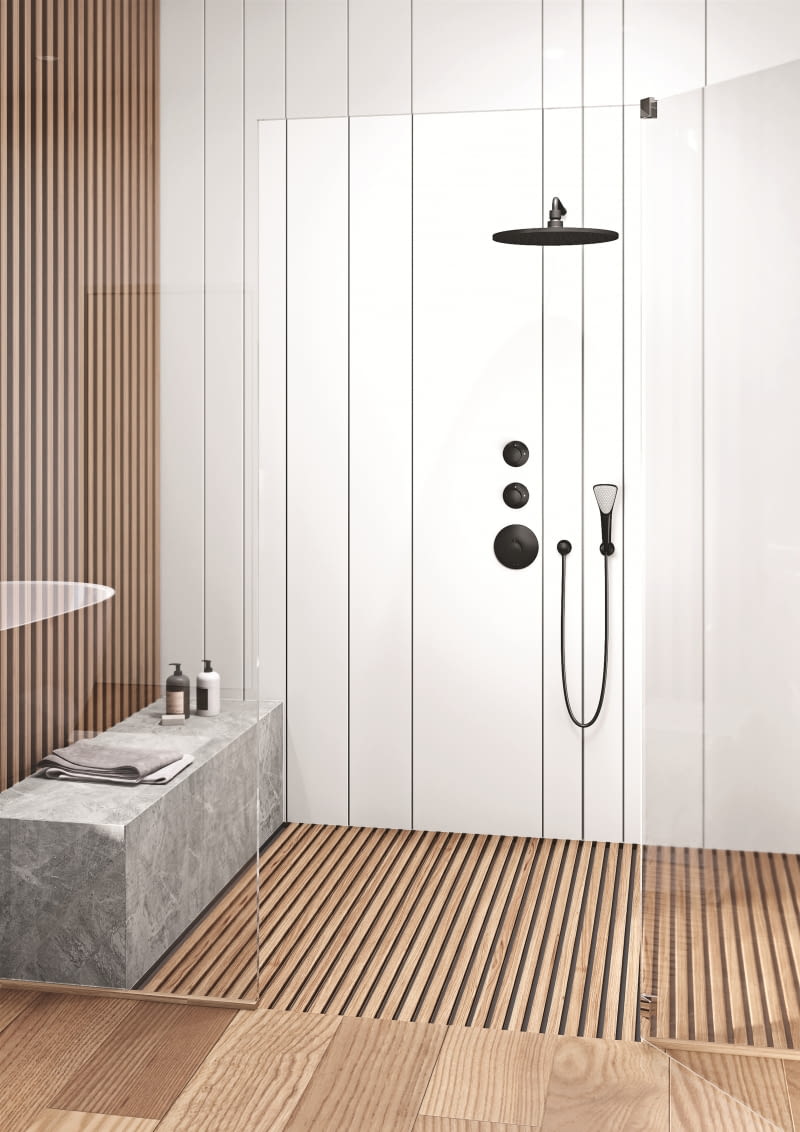 Biel w połączeniu z drewnem otwiera możliwości aranżacyjne w stylach boho, skandynawskim czy vintage.