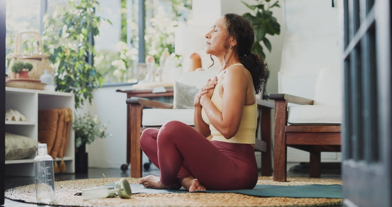 Zadbaj o dobrą atmosferę w miejscu praktyki – poproś domowników, by przez jakiś czas ci nie przeszkadzali, uporządkuj przestrzeń, oczyść ją i udekoruj.
