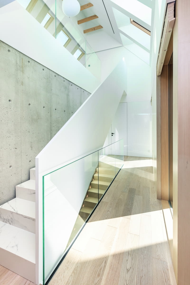 Niby zwykły ciąg komunikacyjny,  zorganizowany wokół schodów, a jakby coś więcej – może nawet dzieło sztuki architektonicznej, rodem ze słynnych muzeów czy sal  koncertowych?