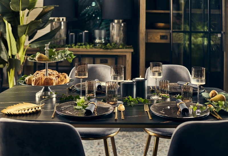 Nawet podczas uroczystej kolacji nie warto zakrywać obrusem blatu o wyjątkowej urodzie, wystarczy dobrać do niego pasującą zastawę.