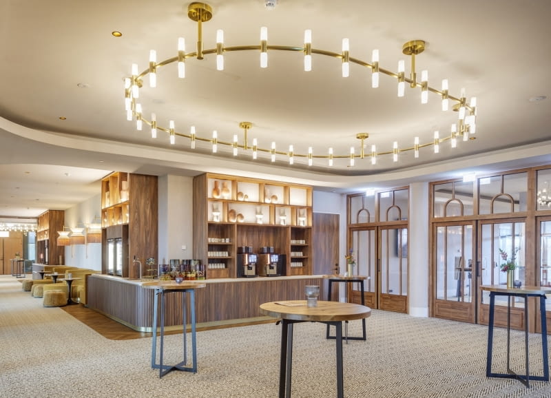 Geometryczne kształty jako szprosy w drzwiach, kształty barowych półek czy wzór tapety w restauracji wraz ze stylizowanymi krzesłami i fotelami przenoszą gości hotelowych w świat designu epoki lat siedemdziesiątych Geometryczne kształty jako szprosy w drzwiach, kształty barowych półek czy wzór tapety w restauracji wraz ze stylizowanymi krzesłami i fotelami przenoszą gości hotelowych w świat designu epoki lat siedemdziesiątych