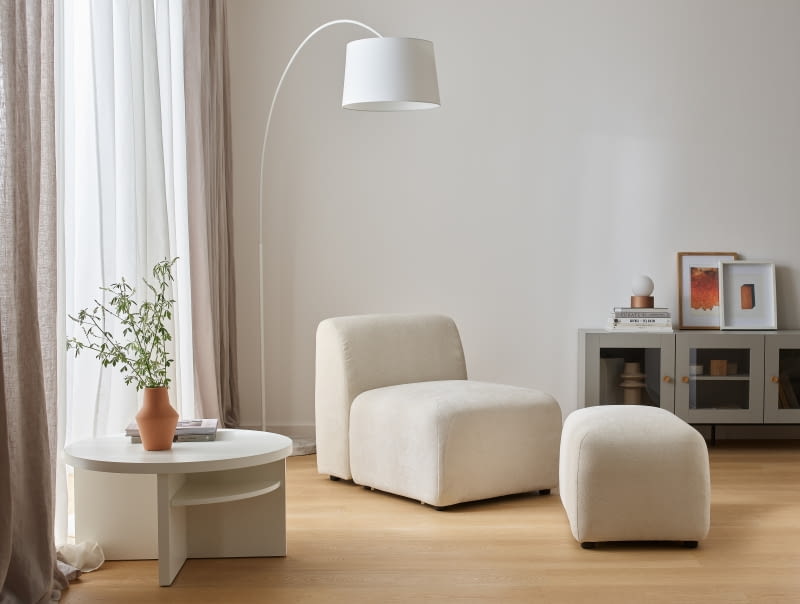 Fotel Nui to pojedynczy element zestawu mebli modułowych, łatwo więc zmienić go w szezlong – wystarczy przysunąć podnóżek.